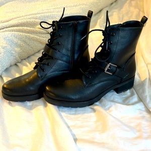 💥PRICE DROP💥 Black Boot with buckle. Super cute!